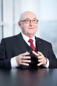 General Manager Dr. Günter Geyer (photo)