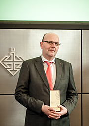 Vorstandsvorsitzender-Stv. Ireneusz Arczewski mit dem Award „Glaubwürdiger Arbeitgeber“ (Foto)
